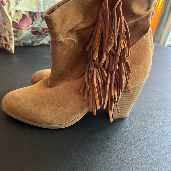 Rampage size 8 Bootie’s Tan with Fringe - Picture 2 of 7